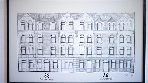 Hannah Kordes, Architektin und Expertin für klimagerechten Urbanismus, zeichnet leerstehende Gebäude in Bremerhaven.