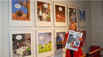Hanne Vinar vom Kultur- und Heimatverein „Burg zu Hagen“ präsentiert die neue Ausstellung des bekannten Karikaturisten Tetsche. Am kommenden Sonntag, 26. November, wird sie um 15 Uhr eröffnet.