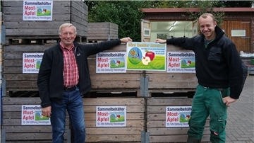 Hannes Bredehöft und Fabian Koeneke sind zuversichtlich, dass sich wieder viele an der Apfel-Sammelaktion der Heeslinger Stiftung beteiligen werden.
