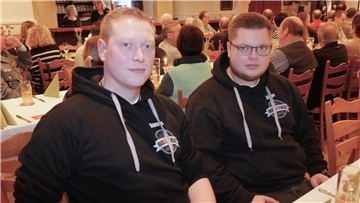 Hannes Kruse und Simon Müller (von links) fielen mit ihren Hoodies „Rock den Lukas“ auf und genossen den Abend für Ehrenamtliche in Tarmstedt und das Netzwerken.