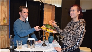 Zwei Theaterschauspieler auf der Bühne.
