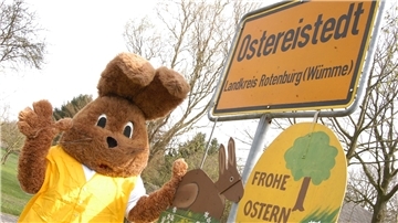 Hanni Hase freut sich zu Ostern auf viele Besucher im Osterhasenwald bei Ostereistedt.