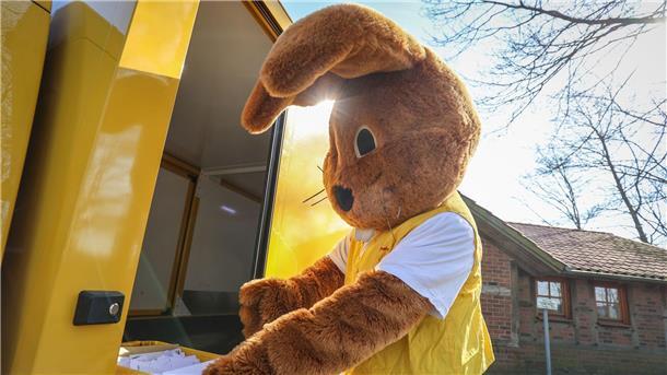 Hanni Hase holt Briefe für das Osterpostamt in Ostereistedt ab.