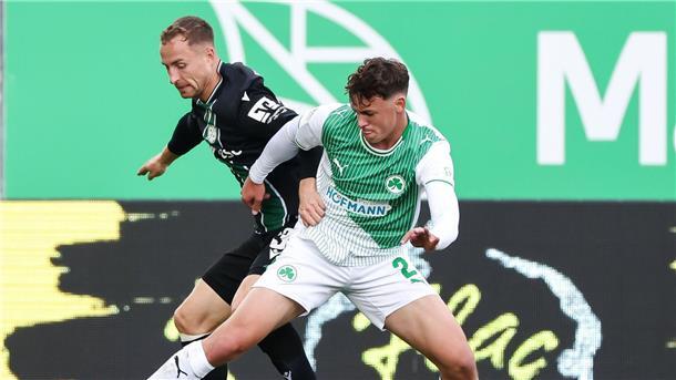 Profi-Debütant trifft: Hannover und Fürth trennen sich remis Hannover-Profi Maurice Neubauer (links) und der Fürther Lukas Reich kämpfen um den Ball.