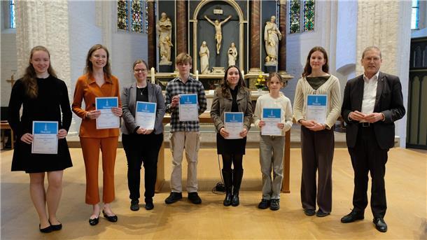 Hans Christian Brandy (re.) übergab Stipendiumsurkunden an (v.l.n.r.) Eeva-Linda Hilla (Hechthausen), Stasja Zubova (Sandbostel), Nina Gerke (Stade), Thade Kirberger (Verden), Greta Franke (Horneburg), Lena Petersen (Stade) und Marte Suter (Bremervörde). 