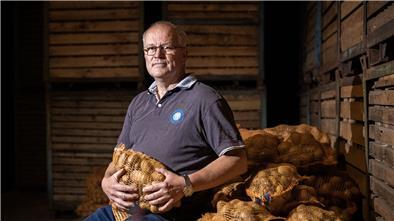 Hans-Dieter Feldmann aus Sievern ist mit Leib und Seele Landwirt. Auf seinem Hof baut er auch Kartoffeln an.