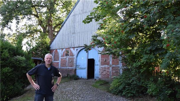 Ältestes Rhader Haus von 1717 erstmals offen für Besucher Hans-Hermann Bohling vor dem Haus in der Bogenstraße 4, das das älteste in Rhade ist und am 11. September beim "Tag des offenen Denkmals" erstmals Besuchern offen steht.