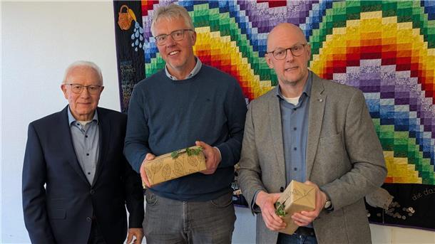 Hans-Hermann Brandt bedankte sich bei Helmut Winkelmann (Mitte) und Kai Oevermann (rechts) für deren Vortrag über Südafrika.