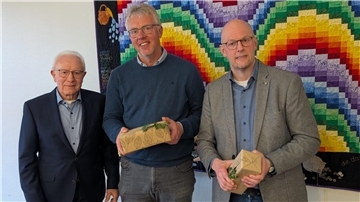 Hans-Hermann Brandt bedankte sich bei Helmut Winkelmann (Mitte) und Kai Oevermann (rechts) für deren Vortrag über Südafrika.