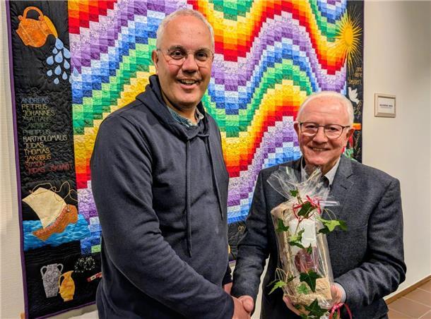 Von Krisen und Hoffnung: Diakonie-Vortrag inspiriert 80 Gäste in Selsingen Hans-Hermann Brandt (rechts) bedankte sich bei Diakonie-Geschäftsführer Norbert Wolf für dessen Vortrag. Als Präsent gab es eine Stiftungskirche.
