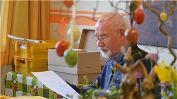 Hans-Hermann Dunker an seinem Saison-Arbeitsplatz. Seit 22 Jahren kümmert er sich mit einem Dutzend Helfer in Zeven um die Post, die Kinder aus aller Welt an den Osterhasen schicken. Künftig will er ein bisschen kürzertreten.