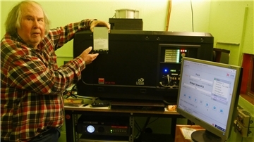 Hans-Joachim Döring, Betreiber des Filmpalasts Nordenham, zeigt die Technik hinter den Bildern auf der großen Leinwand.