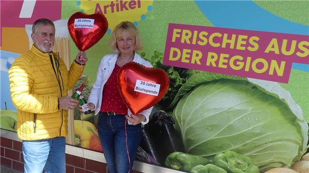 Blutspende in Sievern: Zum Jubiläum gibt es einen Wechsel an der Spitze Hans-Joachim Schweckendiek übergibt die Leitung des Sieverner Blutspende-Teams an Sigrid Wettwer.