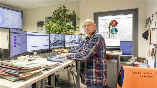 Bremerhaven toppt die schlimmste „Bettelampel“ Niedersachsens in Cuxhaven Ein Mann an einem Arbeitstisch.
