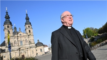 Hans-Josef Becker, Erzbischof von Paderborn, während der  Herbstvollversammlung der Deutschen Bischofskonferenz in Fulda.