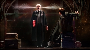 Hans Neblung aus Bremerhaven ist Musicaldarsteller. Im neuen Schauspiel „Harry Potter und das verwunschene Kind“ spielt er den Dumbledore. Der mischt nämlich auch nach seinem Tod noch magisch mit.