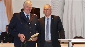 Hans-Otto Hancken (links) wurde von Bürgermeister Detlef Wellbrock zum Ehrenbrandmeister ernannt.