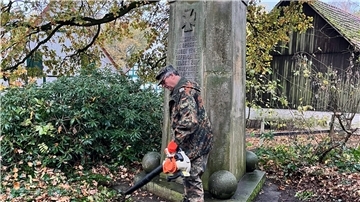 Hans-Peter Blanken befreit das Ehrenmal vom Herbstlaub.