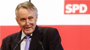 Hans-Ulrich Klose im Februar 2013 auf dem Landesparteitag der Hamburger SPD.