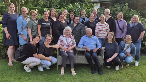 Selsinger Faustball-Legende feiert 90. Geburtstag Hans-Wilhelm Heitmann feierte jüngst seinen 90. Geburtstag und freute sich über zahlreiche Sportlerinnen, die zu Besuch kamen.