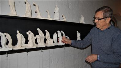 Hansdieter Kurth vom Kultur und Heimatverein erklärt die Tonfiguren, den Todesmarsch der KZ-Häftlinge symbolisieren.