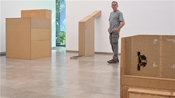 Das Marcks-Haus in Bremen zeigt das Werk des Bildhauers Hanswerner Kirschmann Hanswerner Kirschmann entwickelt seine Werke Schicht um Schicht aus Spannplatten. „Man macht die merkwürdige Erfahrung, dass man eine Arbeit, die noch nicht existiert, beim Machen kennenlernt“, findet er.