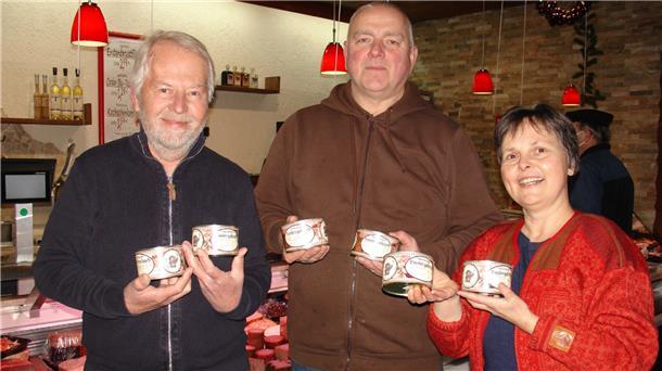 Harald Maack, John Ilchmann und Angelika Meurer-Schaffenberg mit dem Weihnachtsessen.