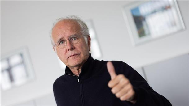 Harald Schmidt: „Ich brauch‘ keinen Luxus, aber Internet“ Harald Schmidt freut sich auf die Europameisterschaft und traut Deutschland einiges zu.
