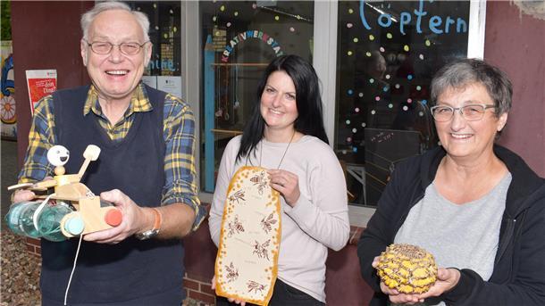 Freude an kreativem Arbeiten: Viele Angebote im Nordenhamer Mehrgenerationenhaus Harry Barwich und Birgit Dipper (rechts) zeigen mit Doreen Schmidt, die gemeinsam mit Stefan Schreiber das Mehrgenerationenhaus Nordenham leitet, was bisher unter anderem in Werkstatt-Kursen geschaffen worden ist.