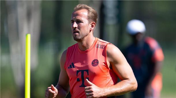 Harry Kane im Muskelshirt beim Training in der brennenden Vormittagssonne.
