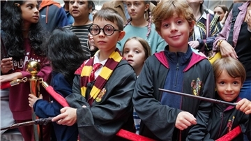 Harry-Potter-Fans versammeln sich während des jährlichen „Back to Hogwarts Day“ am Bahnhof Kings Cross.