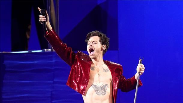Harry Styles bei seinem Auftritt bei den Brit Awards 2023 in der O2 Arena.