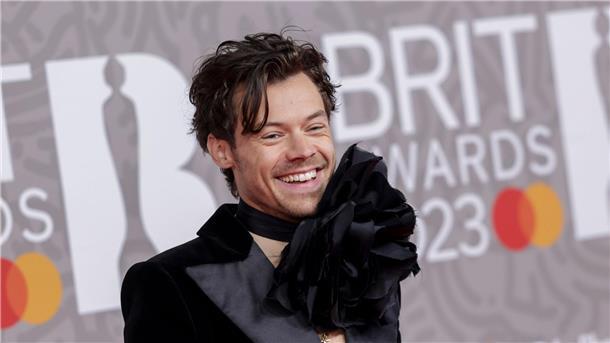 Harry Styles posiert für Fotografen bei seiner Ankunft bei den Brit Awards 2023.