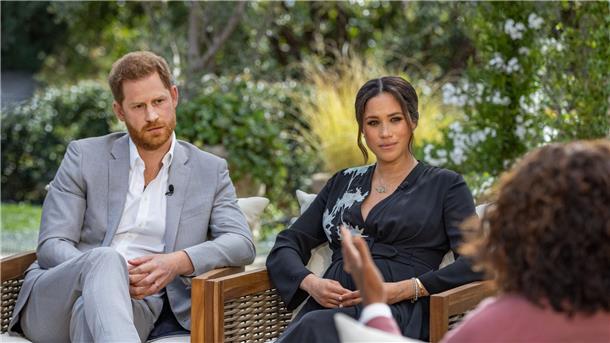 Harry und Meghan im Gespräch mit US-Moderatorin Oprah Winfrey (r).