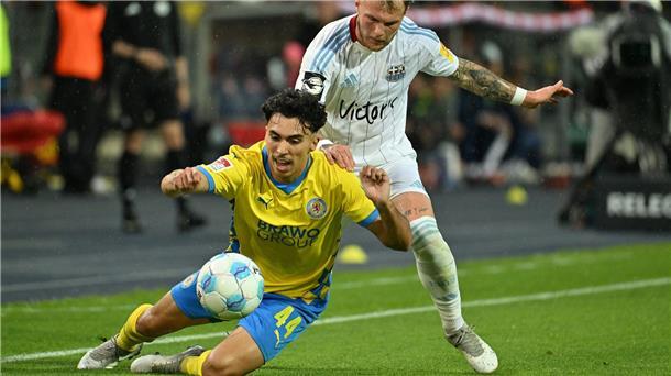Rettung nach Verlängerung: Braunschweig bleibt Zweitligist Harter Zweikampf: Braunschweigs Johan Gomez (l.) und Saarbrückens Philip Fahrner im Duell.