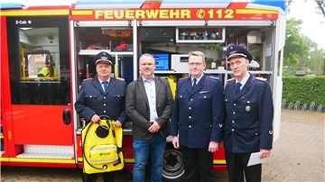 Hartmut Drewes, Oliver Moje, Harald Cordes und Dietmar Mohrmann (von links) freuen sich über das neue Fahrzeug, das jetzt Löschwasser mitführen kann.