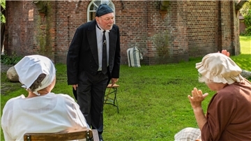 Hartmut Kühne war früher Lehrer - und gibt beim Mühlengeflüster den Dorflehrer.