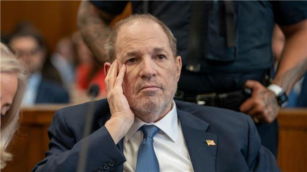 Prozess gegen Weinstein soll neu aufgerollt werden Harvey Weinstein war gestern zum ersten Mal wieder in einem New Yorker Gerichtssaal, seit seine Verurteilung wegen Vergewaltigung im Jahr 2020.