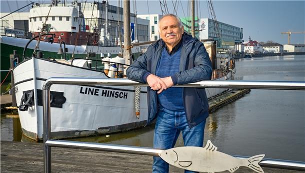 Hasan Sahin, geboren in Istanbul, liebt das Wasser. Dass es in Bremerhaven längst nicht so blau funkelt wie in seiner Geburtsstadt, damit hat er sich längst abgefunden. 