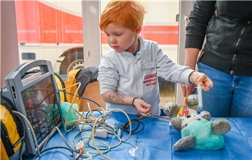 Hasi braucht eine OP: Mini-Notarzt Fin (4) gibt dem Kuscheltier in der Teddyklinik in Bremerhaven das Narkosemittel.