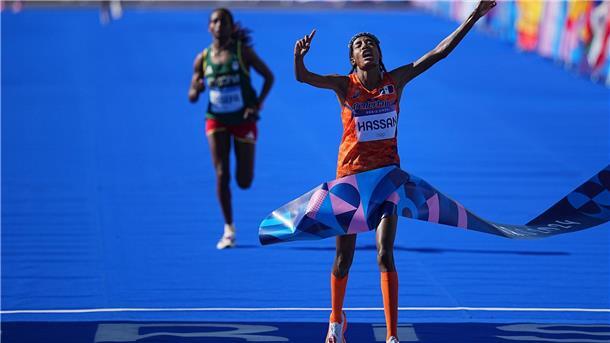 Niederländerin Hassan gewinnt nach Bahn-Bronze Marathon-Gold Hassan jubelt zum dritten Mal als Olympiasiegerin.