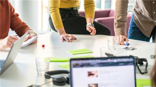 Antisemitische Äußerungen am Arbeitsplatz: So können Chefs reagieren Hassreden am Arbeitsplatz - was sind die Folgen?