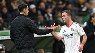 Hat das Haar wieder schön: Fußball-Star Mario Götze (r./Archivfoto) 