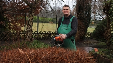 Alexander Borgardt mit einer Kettensäge bei der Garten- und Landschaftspflege
