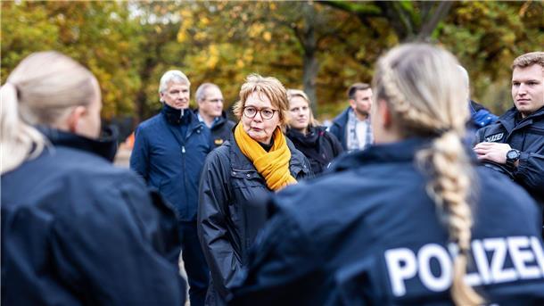 Braunschweig gegen Hannover - Ein Derby auf Bewährung Hat Forderungen an die Fans: Niedersachsens Innenministerin Daniela Behrens (M). (Archivbild)