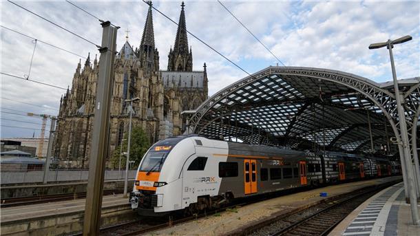 Fahrgastverband: Drei Milliarden reichen nicht  Hat sich die Politik zu stark auf das 49-Euro-Ticket konzentriert?