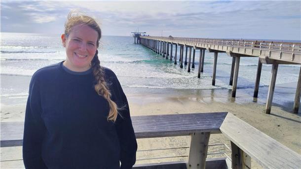 Von Bremerhaven nach La Jolla: Forscherin auf Reisen Dr. Katrin Kleemann steht an einem Geländer. Im Hintergrund ist der Pazifik zu sehen.