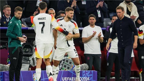 Deutschlands Spieler Niclas Füllkrug (M) wird für Kai Havertz eingewechselt.