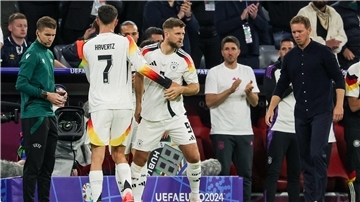 Deutschlands Spieler Niclas Füllkrug (M) wird für Kai Havertz eingewechselt.