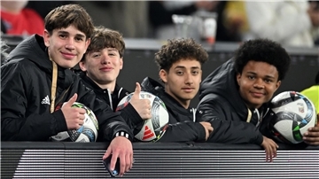 Ballholer statt Balljungen: DFL empfiehlt Änderung Hatte Anteil an einem Überraschungstor der deutschen Fußballer: Balljunge Noel Urbaniak (l.).